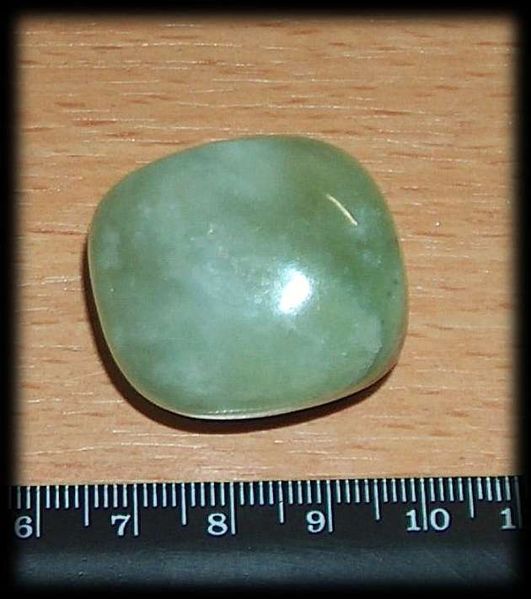 Edelstein Jade oval im Cabochonschliff